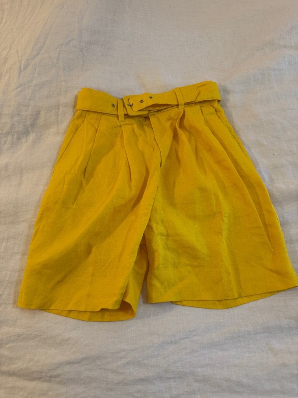 Banana Republic, tailored yellow linen shorts, womens 0.  A summer classic - Picture 2 of 12